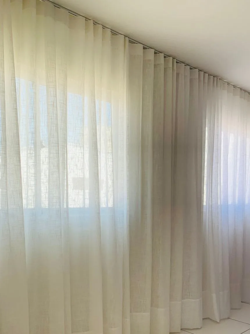 Projeto Labert: cortina de linho no trilho suíço em sala de jantar