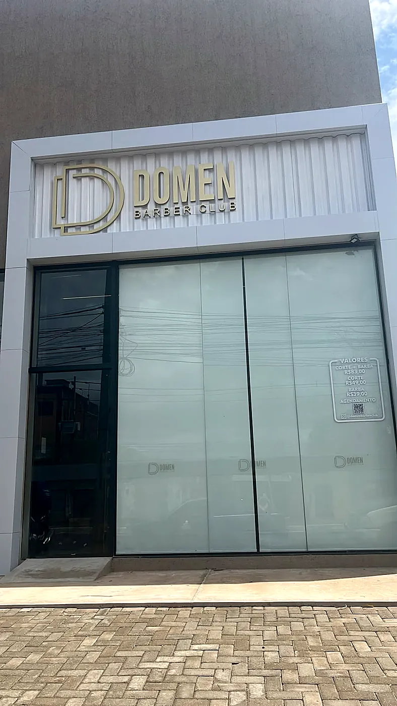 Projeto Labert: fachada comercial com persianas rolô instaladas