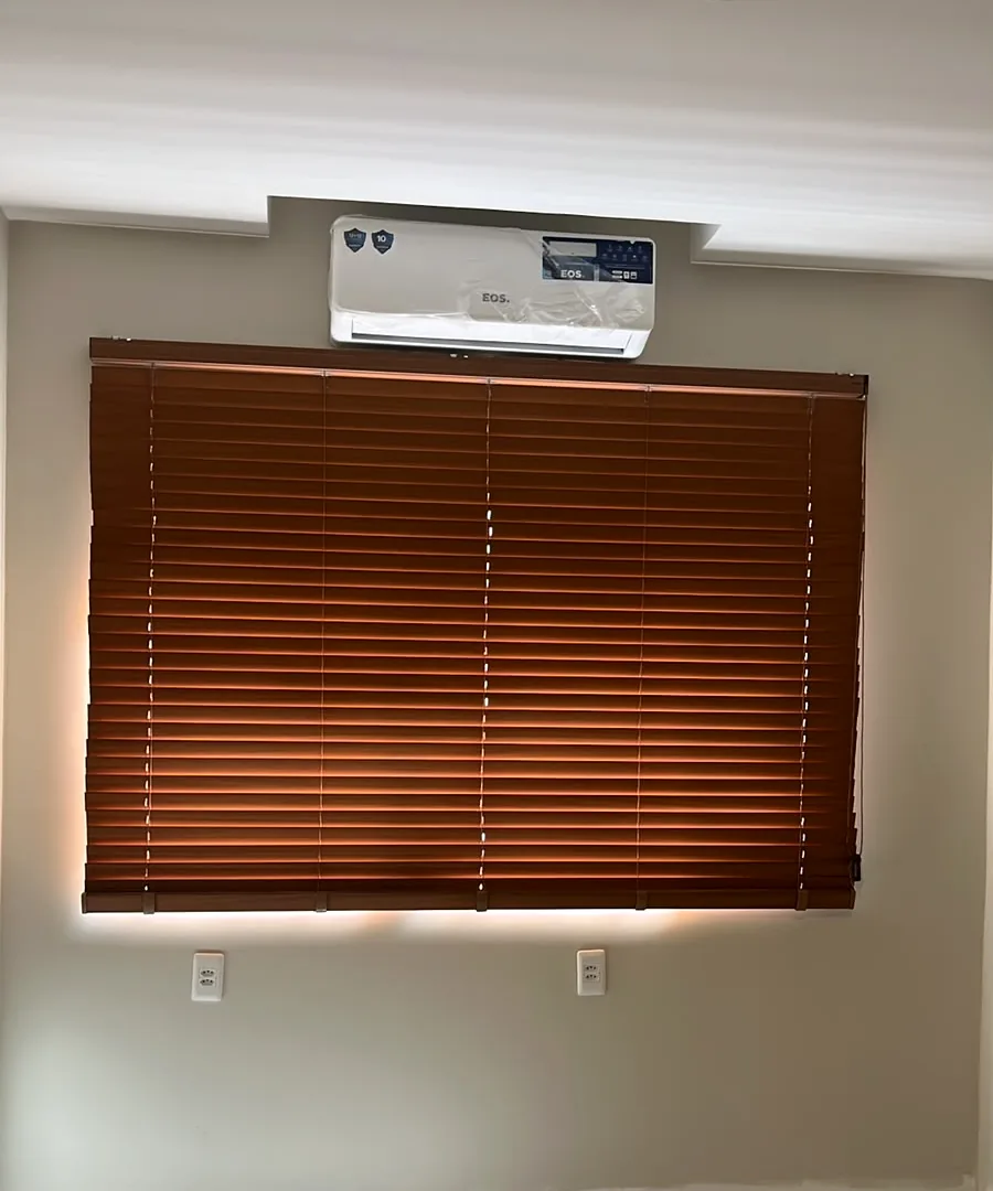 Projeto Labert: persiana horizontal de madeira em quarto