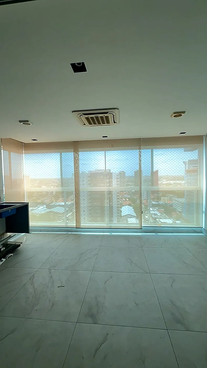 Projeto Labert: persiana rolô tela solar em sala com vista para a cidade