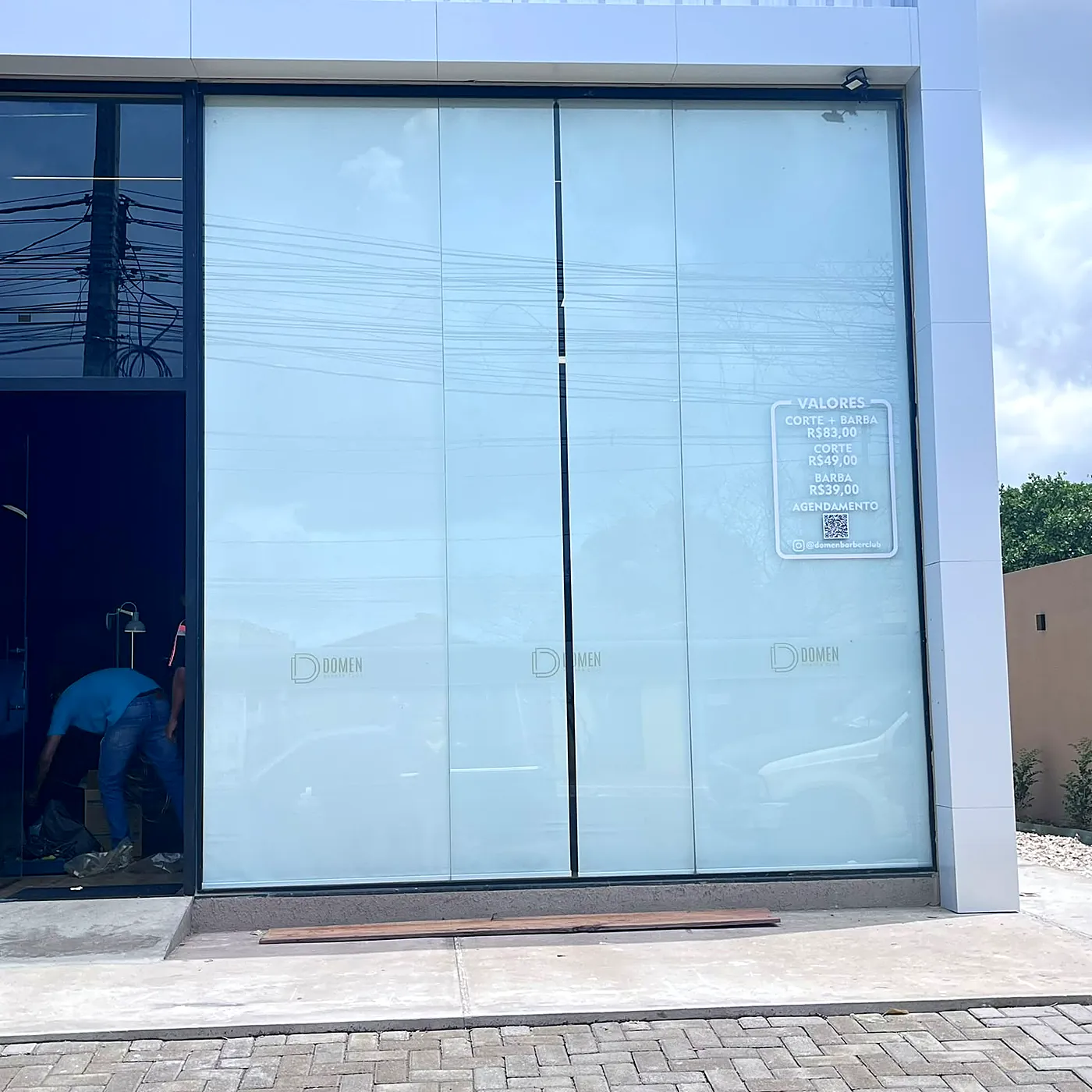 Projeto Labert: persianas rolô na fachada de vidro de loja comercial