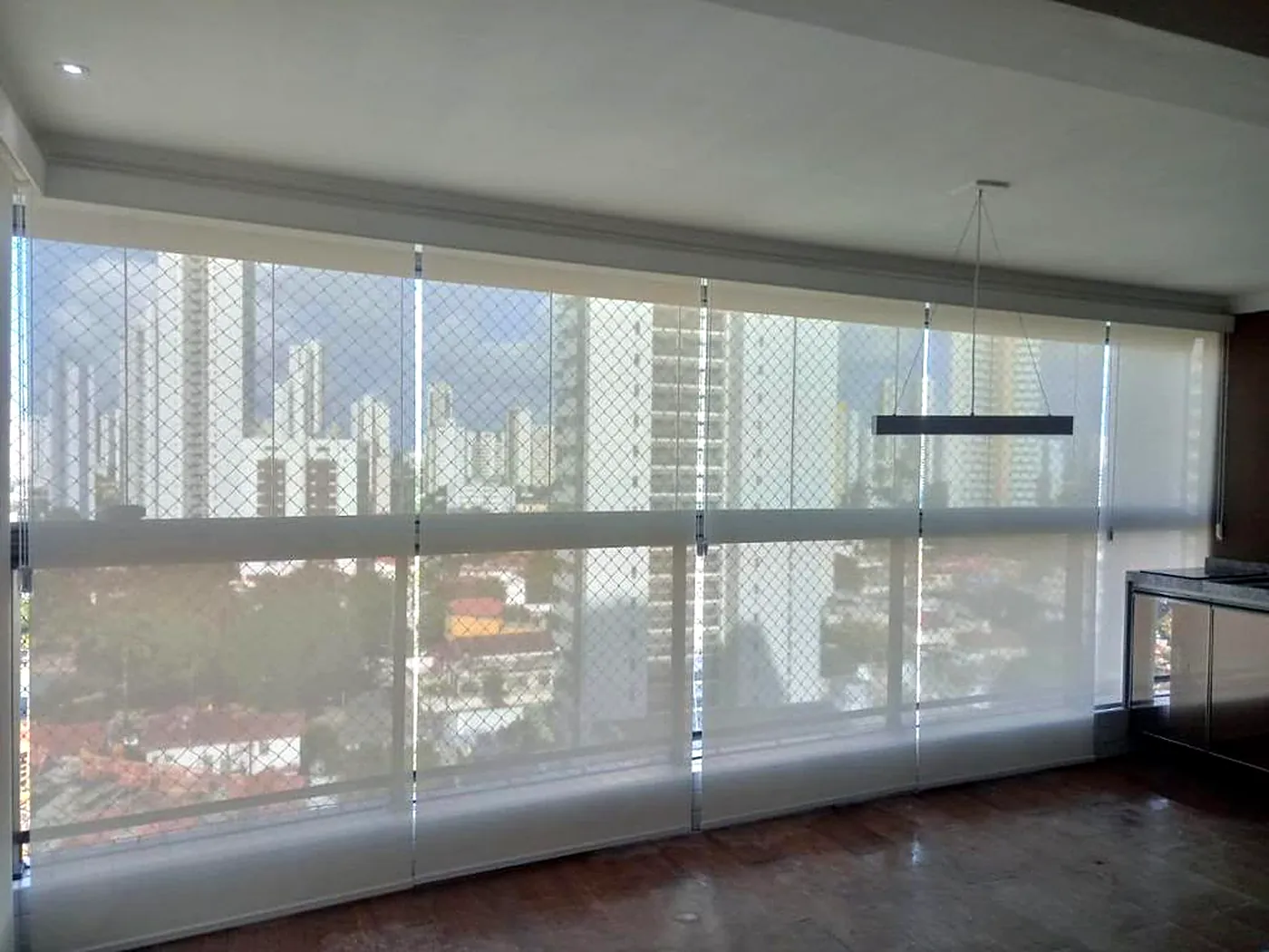 Projeto Labert: persianas rolô tela solar em apartamento com vista