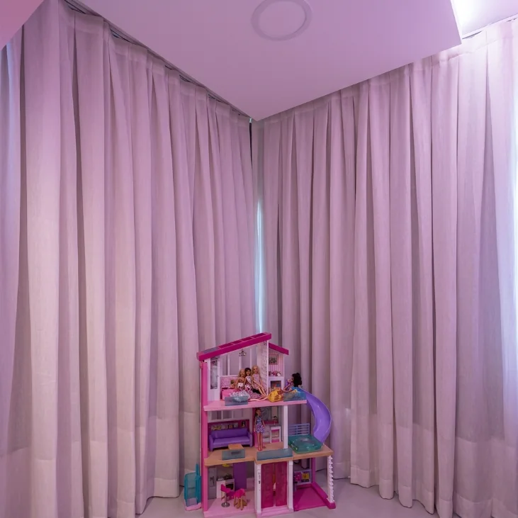 Cortina encorpada em quarto com iluminação lilás