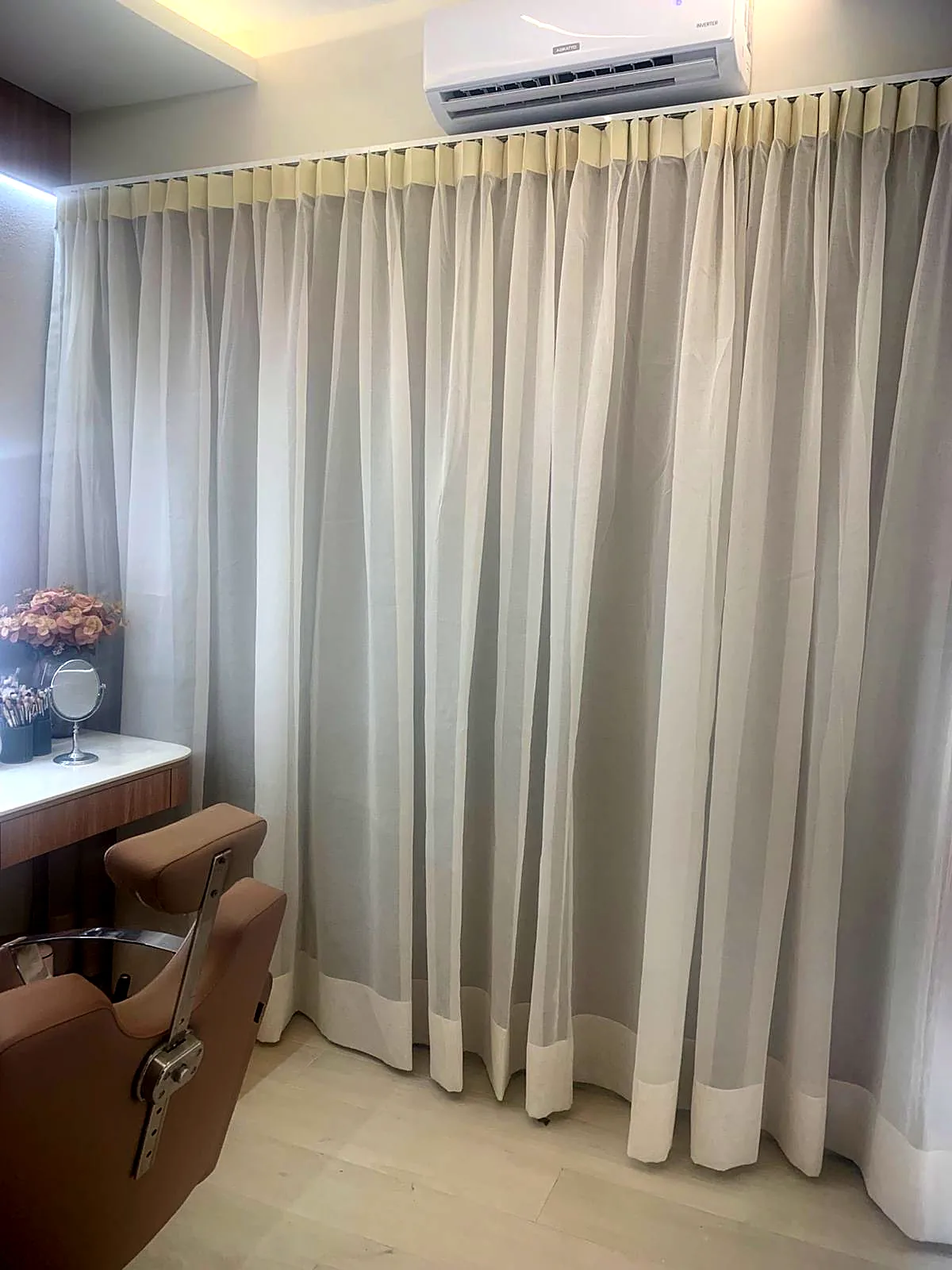 Cortina de voil branco no trilho suíço em salão de beleza