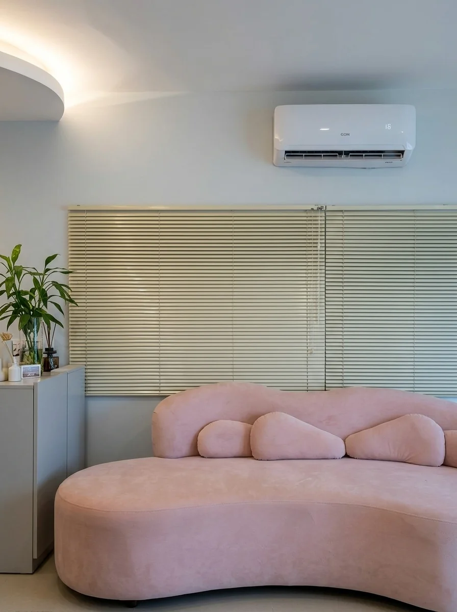 Persiana horizontal de alumínio bege em recepção de clínica com sofá rosa