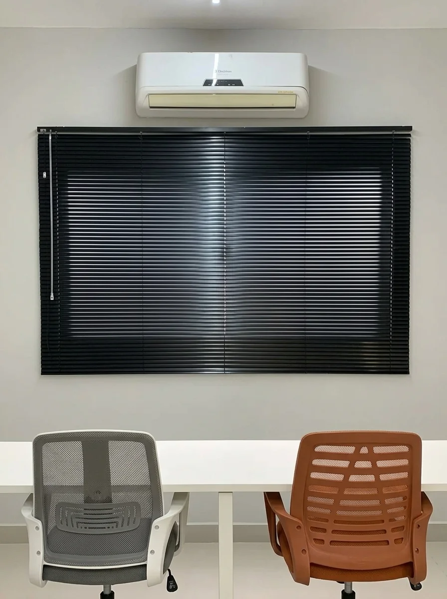 Persiana horizontal de alumínio preta em sala de escritório
