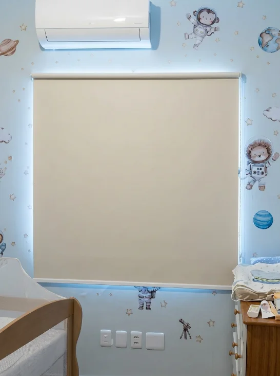 Persiana rolô blackout bege em quarto de bebê decorado
