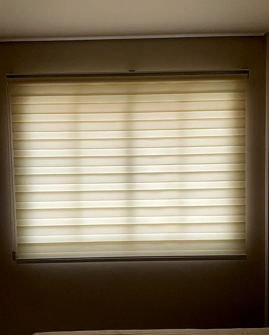 Persiana double vision com faixas fechadas em quarto de casal