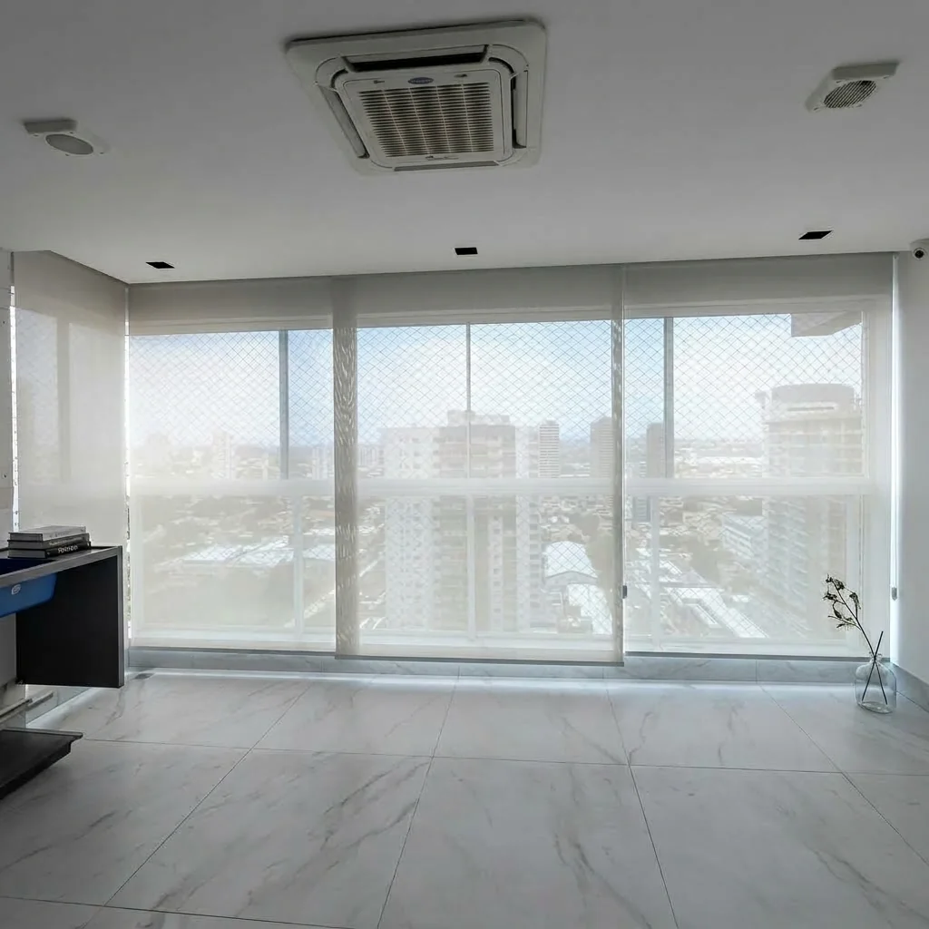 Persianas rolô tela solar em sala de apartamento com vista para a cidade de Teresina