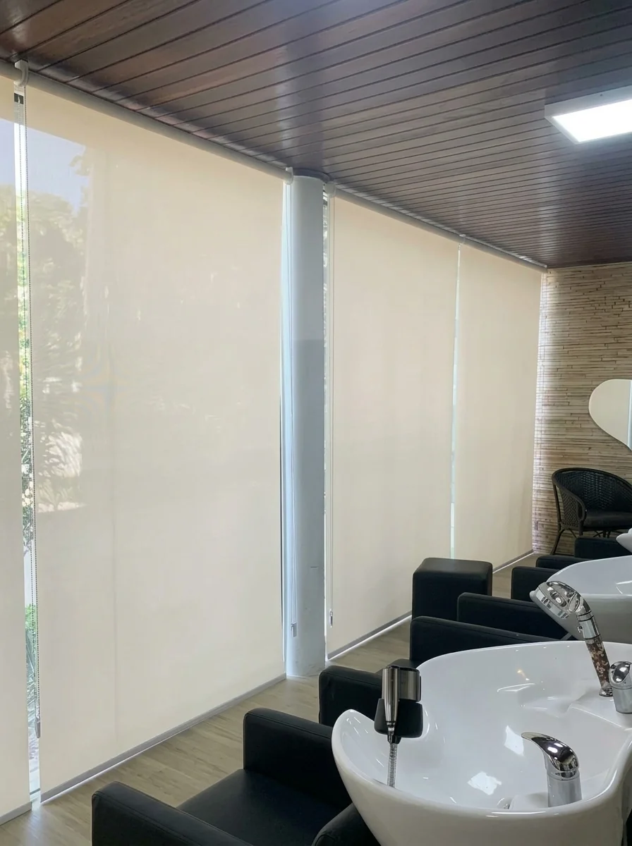 Persianas rolô tela solar em salão de beleza com lavatórios