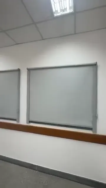 Vídeo: Persianas rolô com guias laterais e bandô em corredor comercial