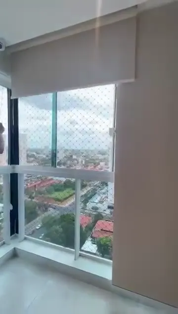 Vídeo: Persiana rolô blackout sendo recolhida em apartamento com vista