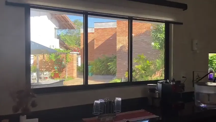 Vídeo: Persiana double vision descendo na janela da cozinha