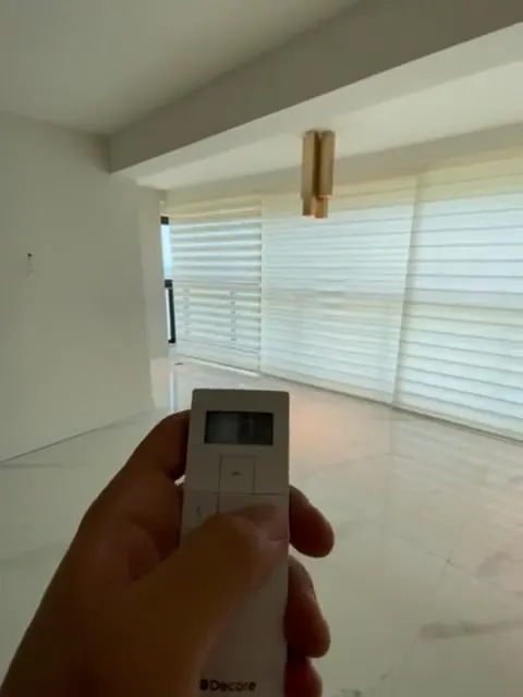 Vídeo: Persiana double vision motorizada acionada por controle remoto