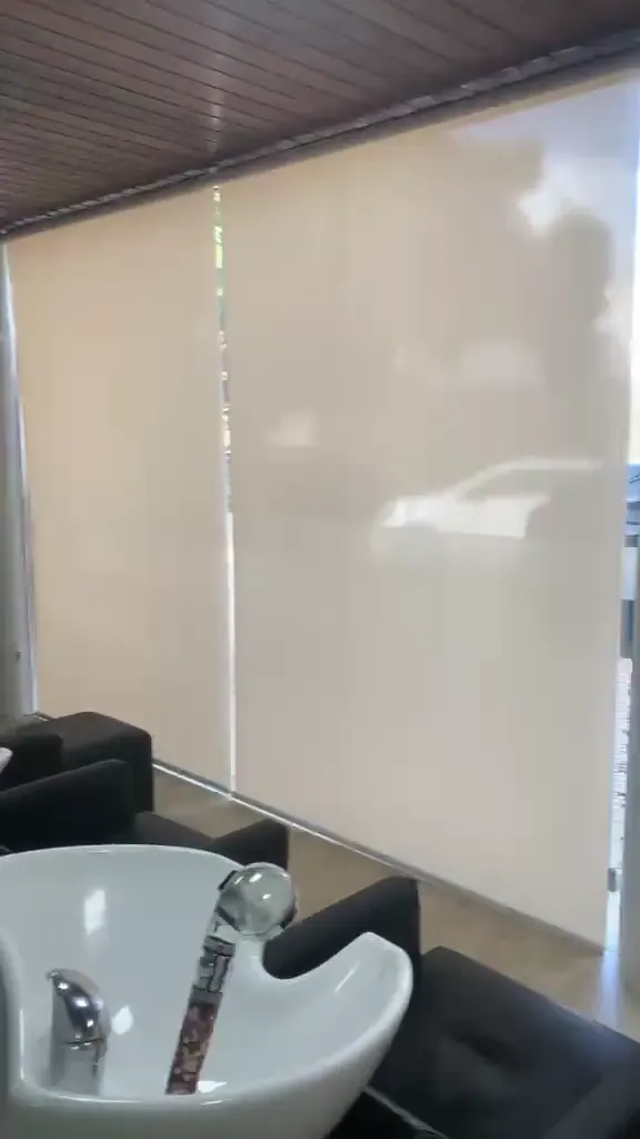 Vídeo: Persianas rolô tela solar instaladas em salão de beleza