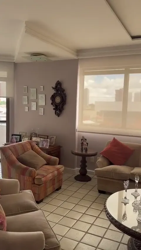 Vídeo: Persianas rolô tela solar em sala ampla com vista